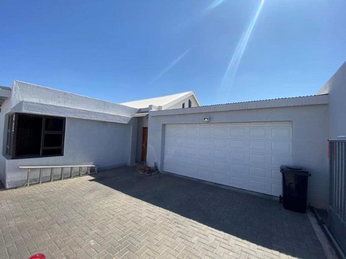 Elisenheim House For Sale: 3 Bedrooms, Double Garage, Courtyard with Built-in Braai.