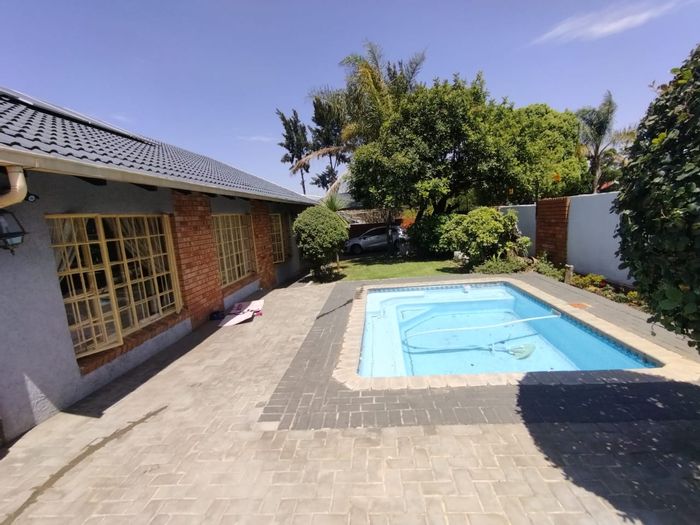 Garsfontein Ext 14 House For Sale: 3 beds, study, pool, double garage, solar power.