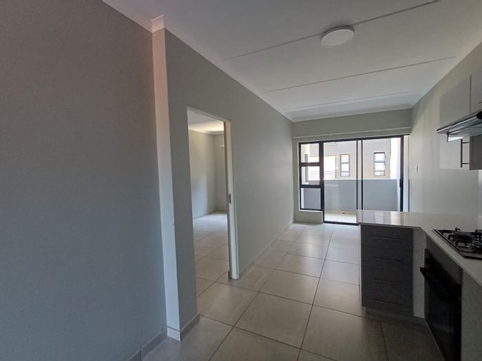 Ferndale Apartment To Rent: One-bedroom, private balcony, solar power, fitness area.