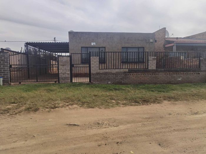 Two-bedroom house for sale in Mamelodi East, close to amenities and schools.