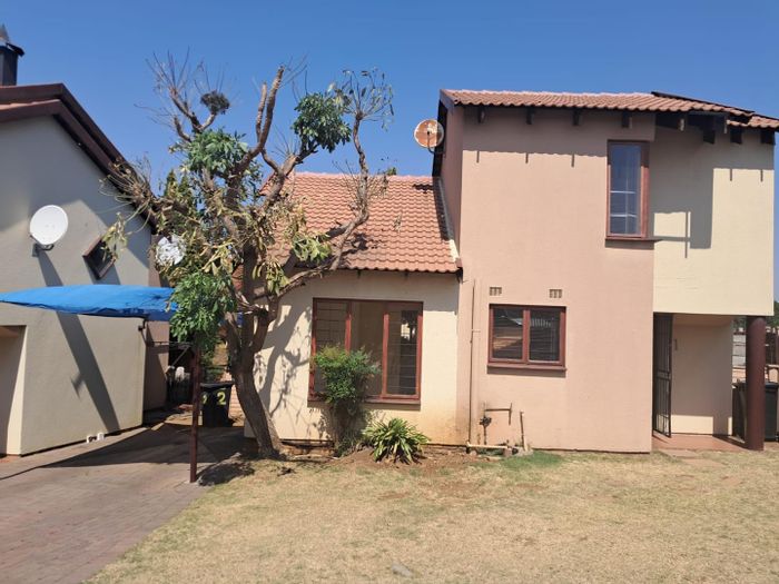 Townhouse for Sale in Liefde En Vrede: Open plan, patio, loft space, garden views.