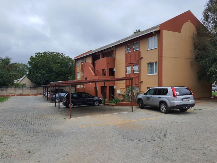 Weltevreden Apartment To Rent: Spacious layout, balcony, secure parking, and pool access.