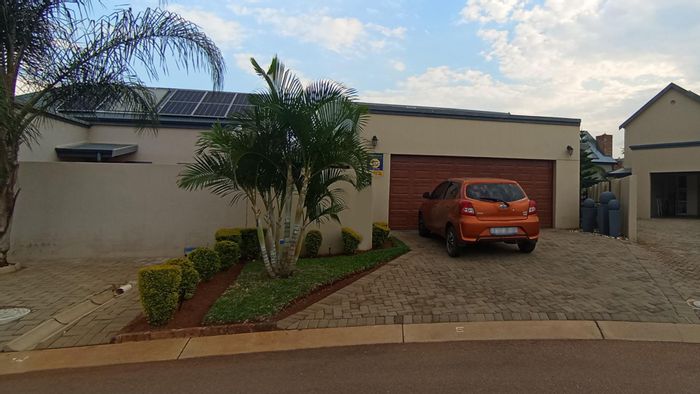 For Sale: House in Montana with 3 bedrooms, secure estate, private garden.