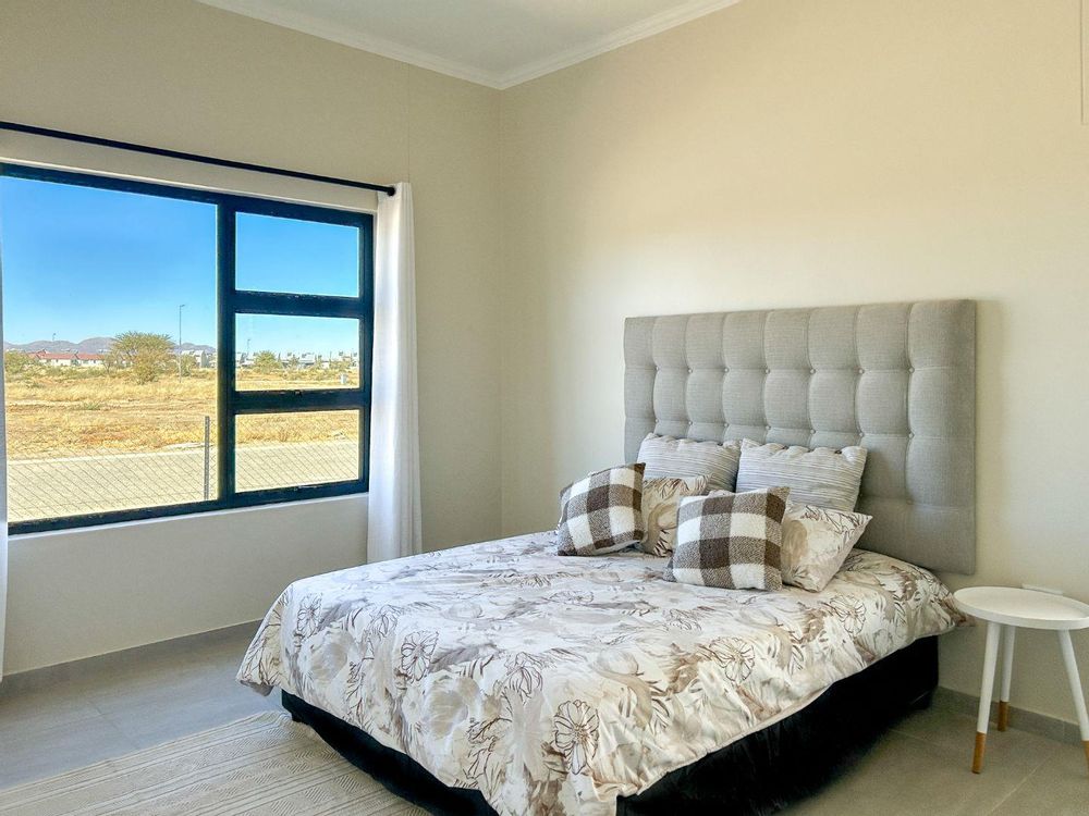 Spacious main bedroom with walk-in closet and full ensuite bathroom.