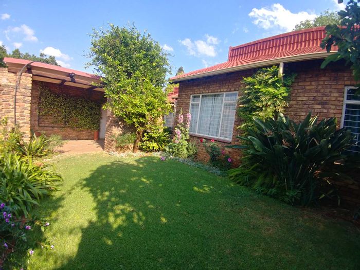 Die Wilgers Townhouse To Rent: 3 bedrooms, garden, built-in braai, secure parking.