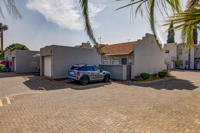 Glen Marais Apartment To Rent: Two bedrooms, pool access, pet-friendly, fiber internet.