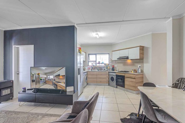 For Sale: Apartment in Modderfontein with 3 beds, pet-friendly, access to Lifestyle Centre.