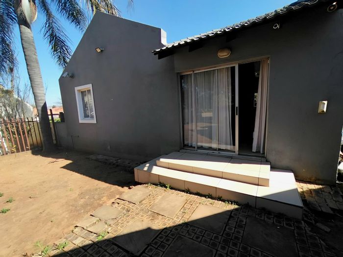 Elandspoort House For Sale: 5 bedrooms, large garden, security features, convenient location.