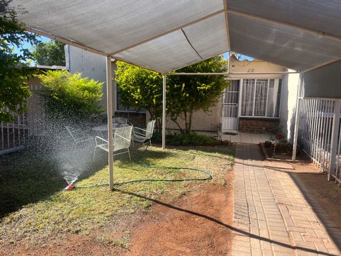 Keidebees House For Sale: 1-bed, secure, garden space, laundry, carport.