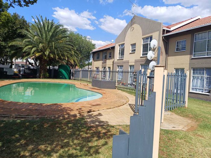 For Sale: 3-bed townhouse in Verwoerdpark with pool, security, and parking.