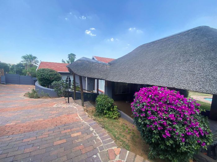 Mulbarton House For Sale: 3 Bedrooms, pool, bar, double garage, secure living.