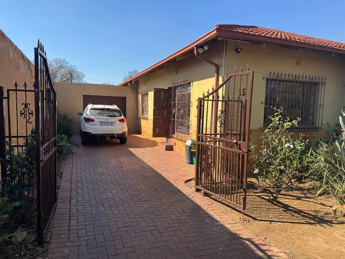 House For Sale in Florentia: 3 Bedrooms, pool, entertainment room, flatlet potential.