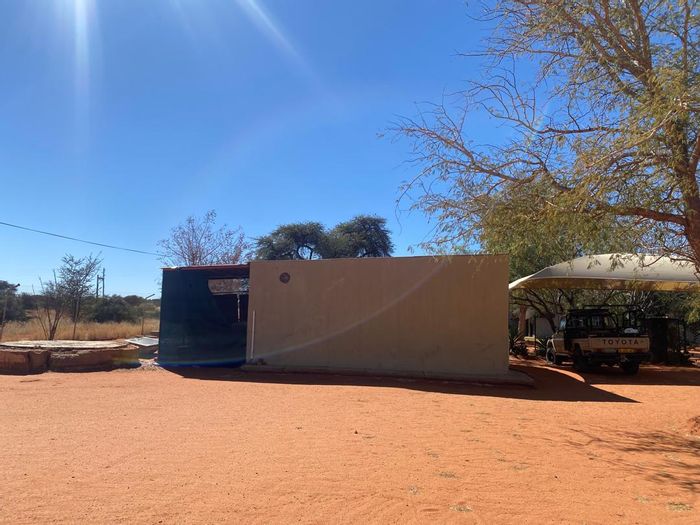 For Sale: House in Aranos Central with 4 bedrooms, lapa, and guest toilet.