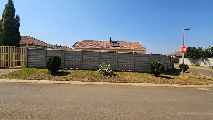 Albertsdal House For Sale: 3 bedrooms, ensuite, open-plan living, secure complex.