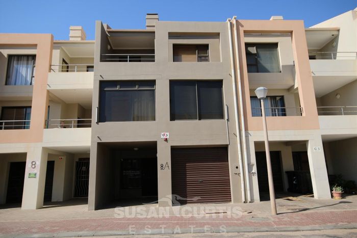 Long Beach Townhouse For Sale: 3 Bedrooms, Indoor BBQ, Versatile Recreational Area.