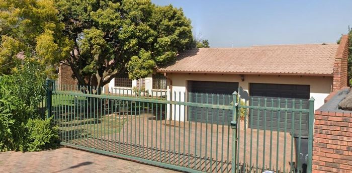 Doringkloof House For Sale: 4 Bedrooms, 2 Kitchens, Braai Area, Double Garage.