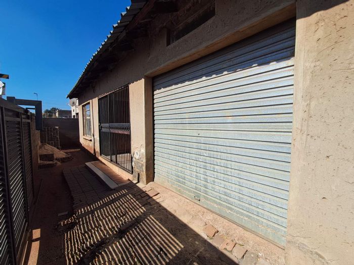 House For Sale in Winnie Mandela: 3 bedrooms, garage, open-plan living, convenient location.