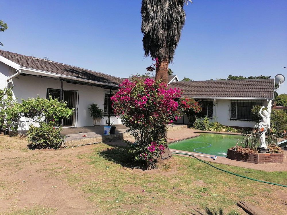 Farrarmere House To Rent 5 bedrooms, pool, automated garage, family