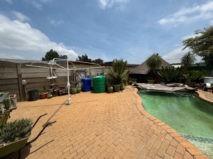 Florentia House For Sale: 3 Bedrooms, Pool, Double Garage, Spacious Kitchen.