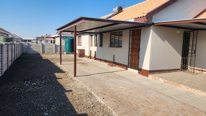 Rustenburg Central House For Sale: 3 beds, near schools, shopping, and mines.