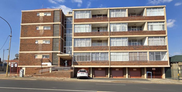 Ground Floor Apartment For Sale in Alberton Central - 2 Bedrooms, Garage, Close to Amenities.