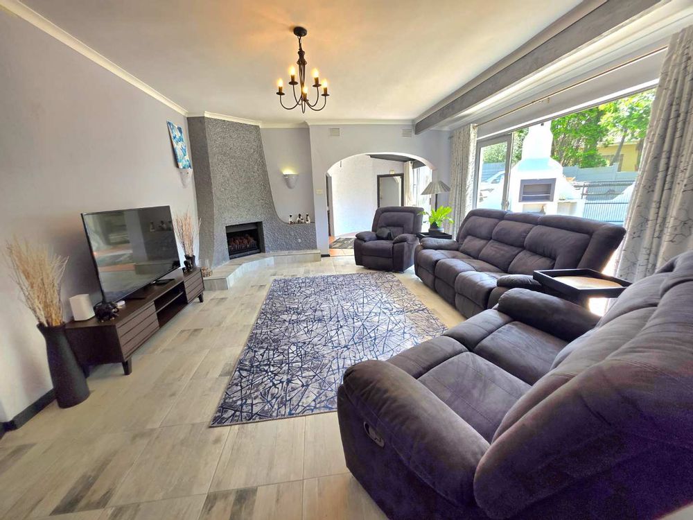Lounge 2 (with Fireplace)