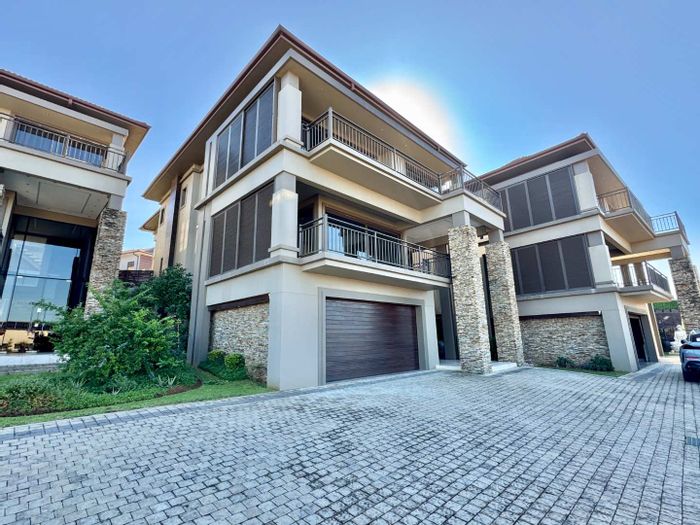 Izinga Park Townhouse To Rent: 4 beds, pool, sea views, 24/7 security.