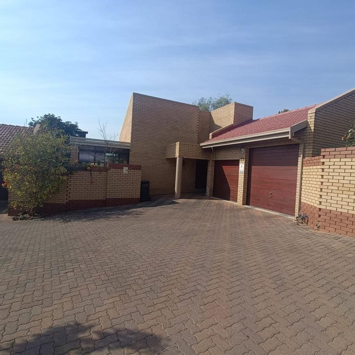 Property #2268070, Townhouse for sale in Zwartkop Ext 7