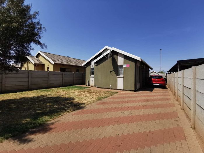 For Sale: House in Sky City with 3 bedrooms, large yard, and dual access.