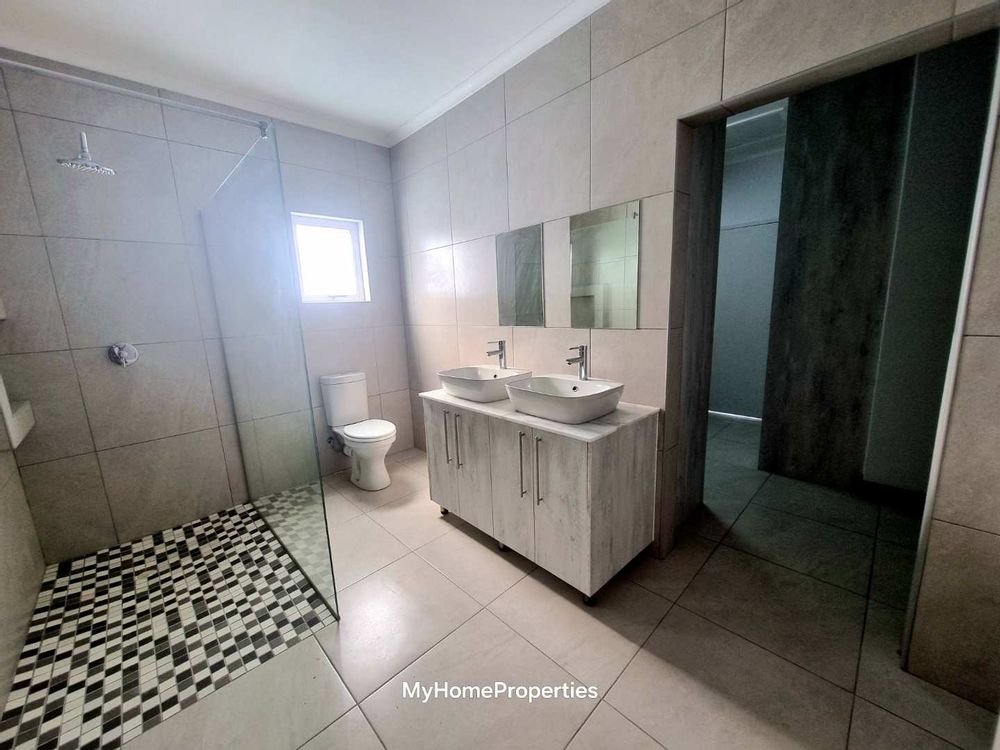 Ensuite bathroom to main bedroom