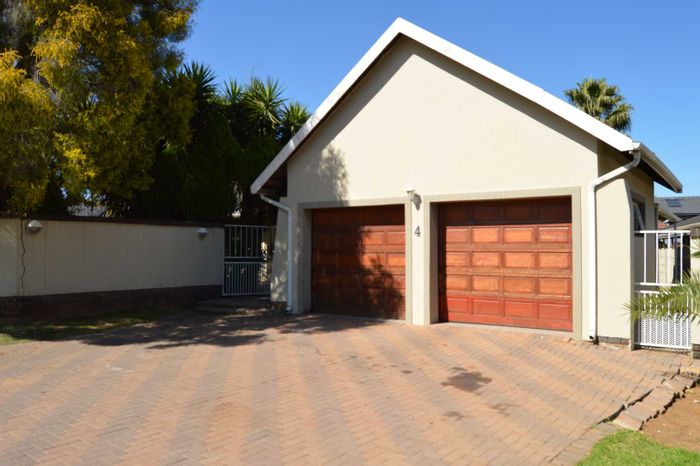 For Sale: House in Verwoerdpark with pool, Lapa, study, and double garage.