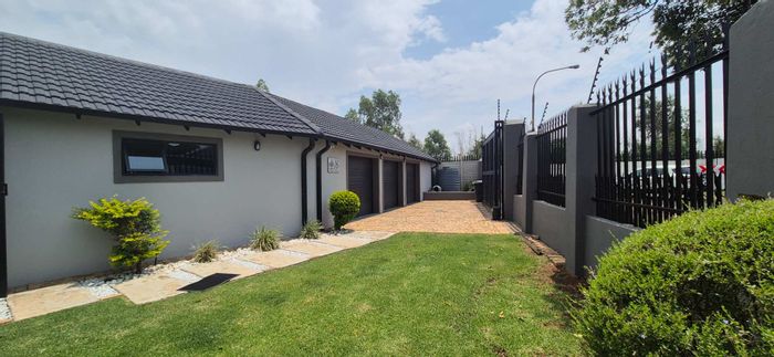 Brackendowns House For Sale: 4 beds, pool, solar power, borehole, security features.