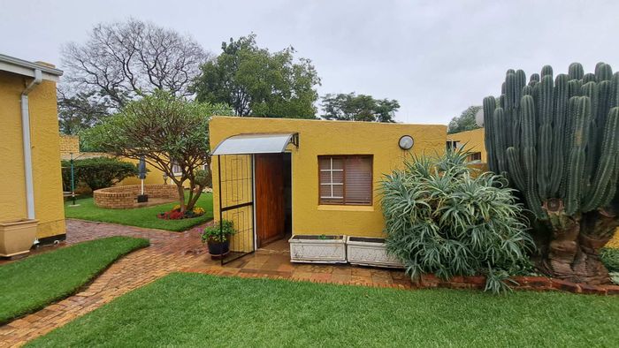 1-Bedroom Cottage to Rent in Ferndale with garden, parking, and prepaid utilities.