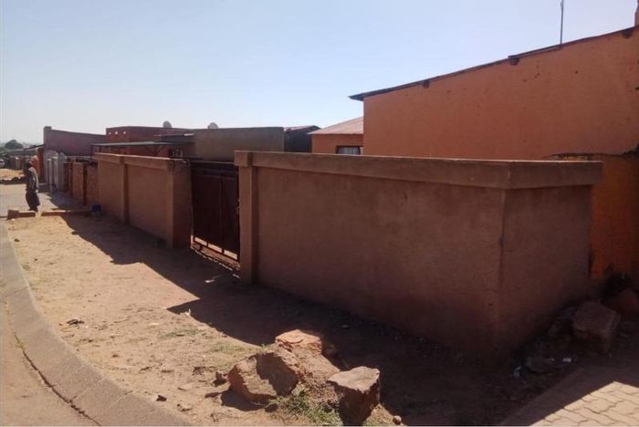 Mqantsa House For Sale: 2 Bedrooms, 7 Outdoor Rooms, Investment Potential.