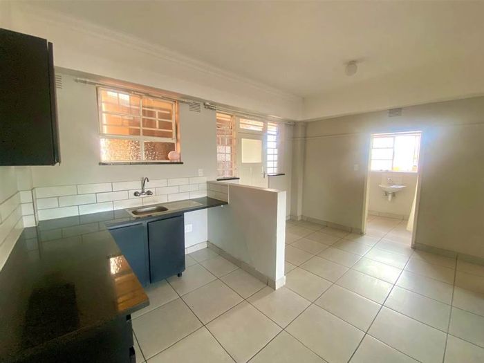 3-Bedroom Apartment To Rent in Rosettenville with prepaid electricity and ample storage.