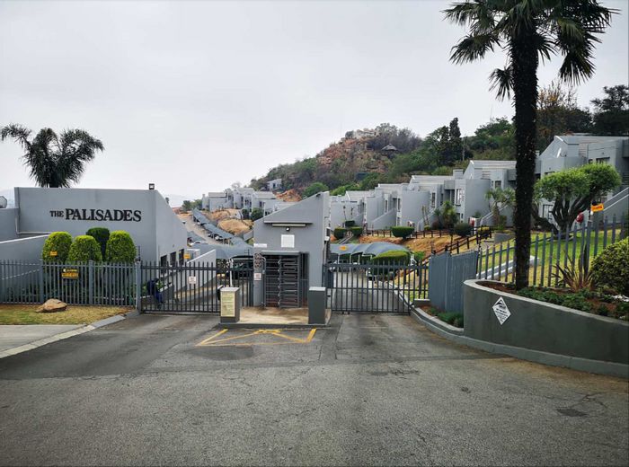 Glenvista Apartment For Sale: 2 beds, golf views, pool, secure complex.