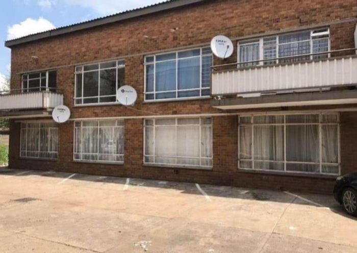 2 Bed, 1 Bath Apartment To Rent in Vereeniging Central with balcony and parking.