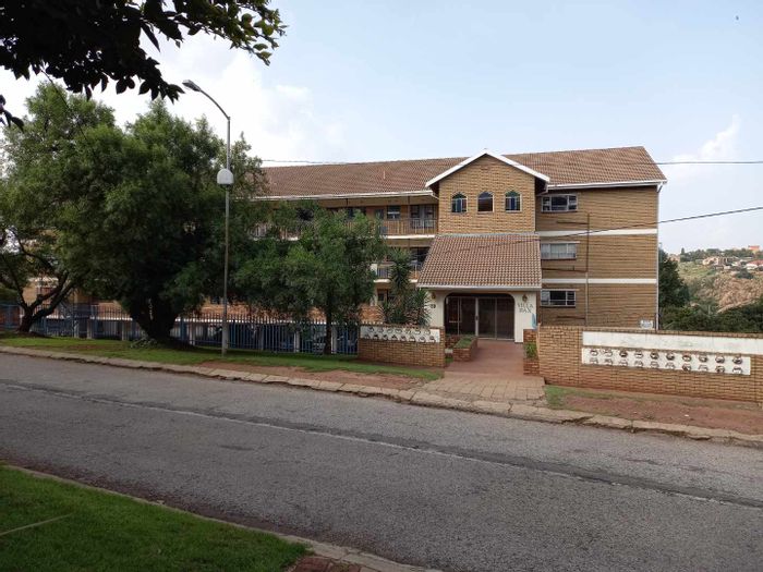 Kloofendal Apartment To Rent: 2 bedrooms, secure entrance, utilities included, parking space.