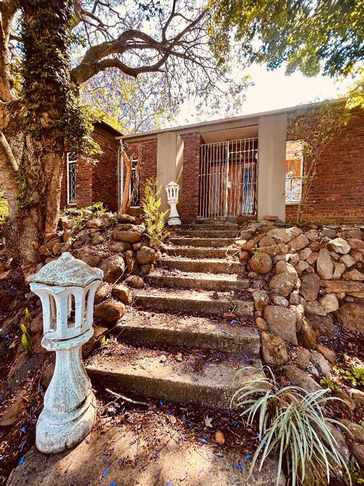 Vryheid Central House For Sale: 4 Bedrooms, large stand, dual driveways, office space.