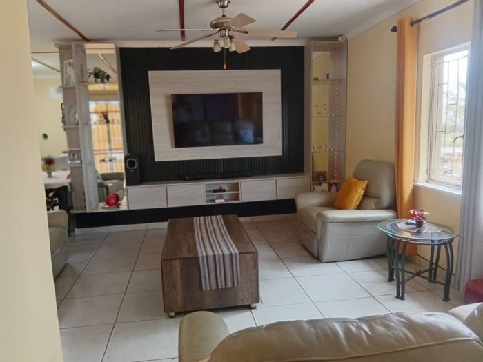 For Sale: 3-bedroom house with 2 bathrooms in Okahandja Central, 700m² erf.