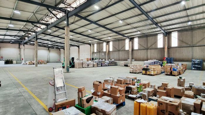 1,873m2 Industrial Warehouse To Rent in Durban North Central with dock-level access.