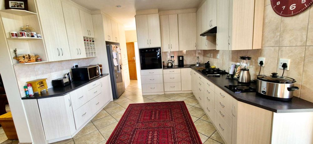 Fully equipped kitchen with plenty of cupboards