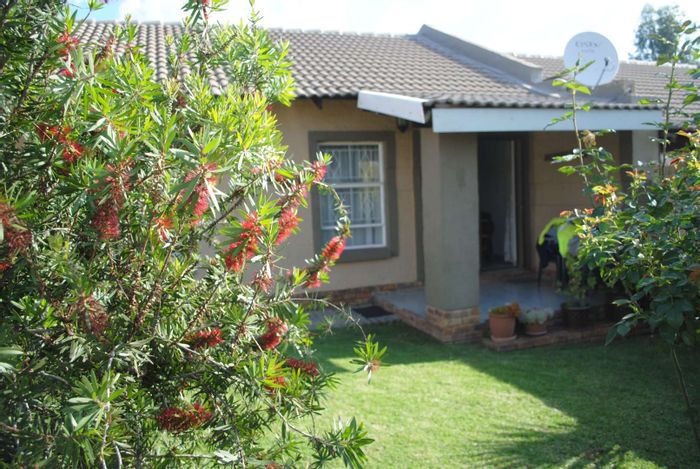 Riversdale Townhouse For Sale: 2 Bedrooms, garage, electric fencing, and fiber internet.