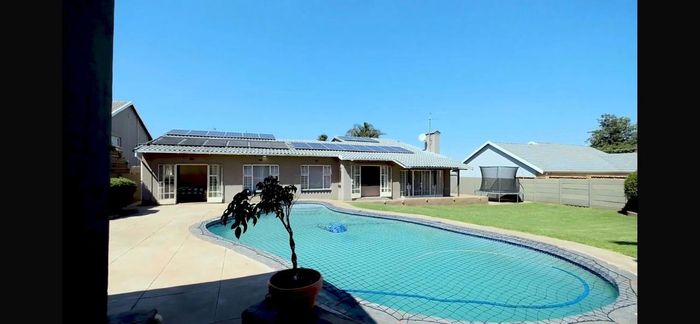 Oakdene House For Sale: 4 Bedrooms, Pool, Large Yard, Double Garage, Solar Panels.