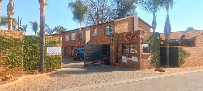 For Sale: Glen Marais Townhouse with 3 bedrooms, private garden, and double garage.