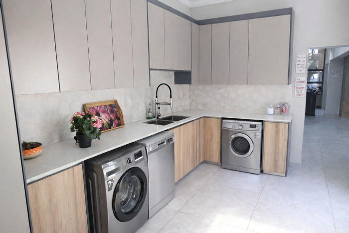 Lakefield House To Rent: 4 bedrooms, double garage, large kitchen, prepaid electricity.