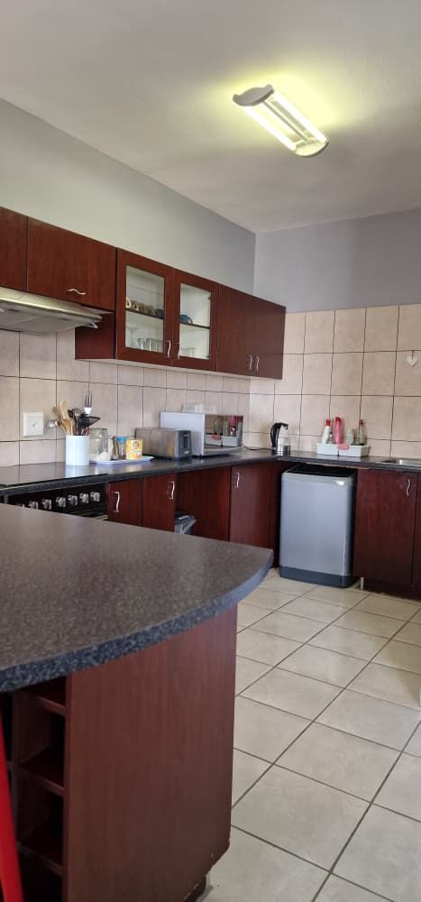 Cook with ease in this beautifully designed kitchen that has everything you need:

🔹 Spacious Layout for Seamless Movement
🔹 Appliances & Fixtures
🔹 Ample Storage Cabinets