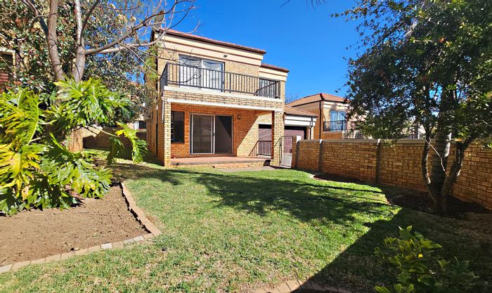 Radiokop Townhouse for Sale: Spacious Living, Modern Amenities, Secure Complex!