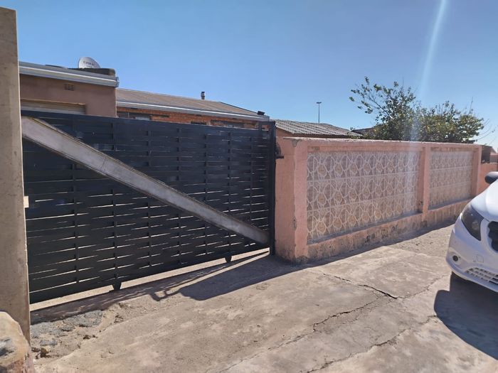 House for Sale in Tembisa Central: 2 Bedrooms, outside rooms, rental potential.