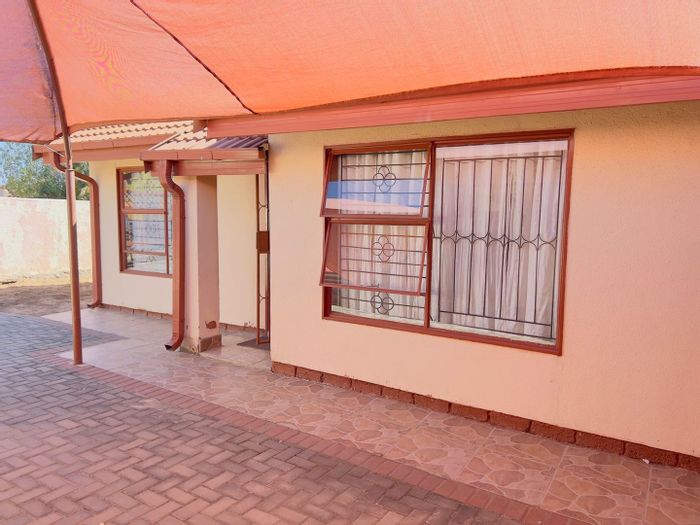 For Sale: House in Mabopane Central with 3 beds, secure parking, and easy access.